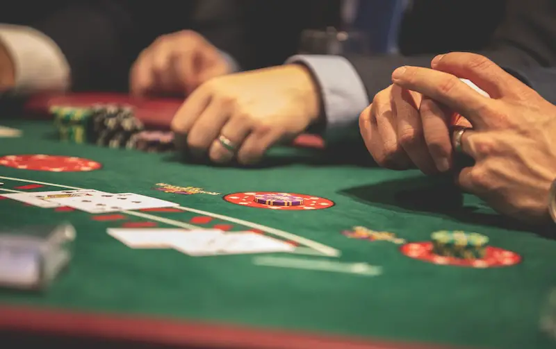 hands-gambling-table