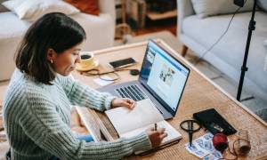 young-woman-using_laptop-start-side-business