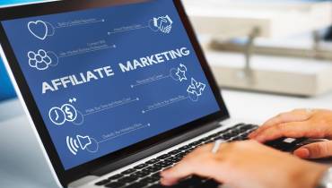 businesswoman-using-laptop-affiliate-marketing