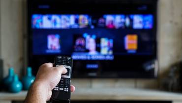 hand-pointing-remote-at-tv-cable_tv_vs_streaming_services - Illustration
