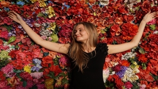 girl-flowers-828607_0.jpg