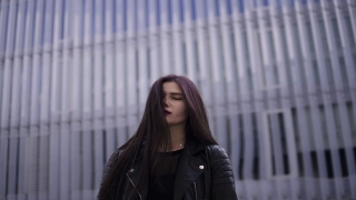 woman_b2dbc1e9b4_0.jpg