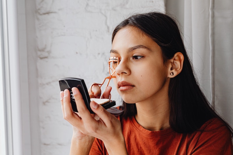 Girl_Curling_Lashes_with_Gold_Eyelash_Curler