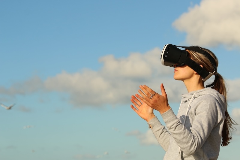 Woman_Using_VR_Goggles_Outdoors