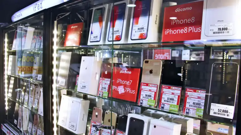 cell-phones-for-sale-on-shelves-display