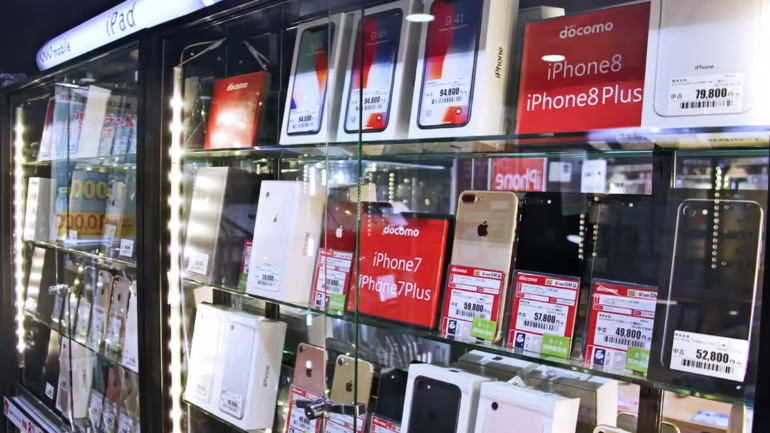 cell-phones-for-sale-on-shelves-display