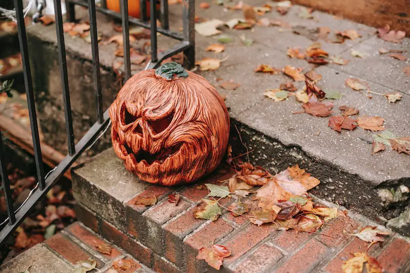 halloween_decore_pumpkin_on_house_steps