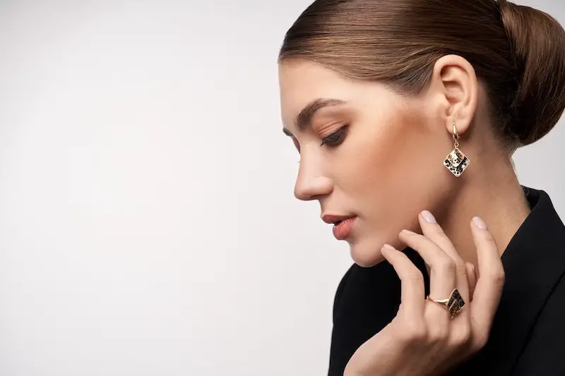 model-demonstrating-earrings-rin