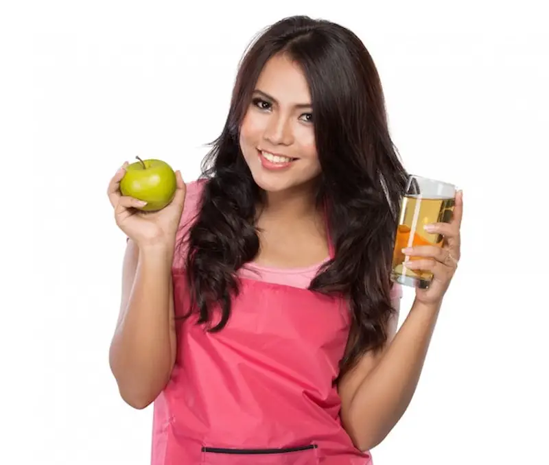 woman_holding_green_apple_and_juice_juice
