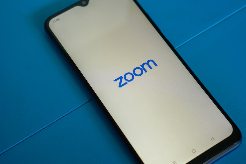 smartphone-zoom-video-conferencing-app