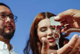 Person_Giving_House_Key_New_Home_Resolutions