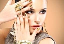 beautiful-fashion-woman-dorning-golden-jewelery-expression