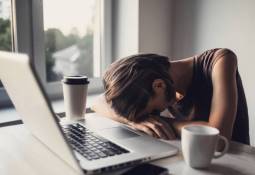 female-writer-fail-sad-tired-common-writing-mistakes