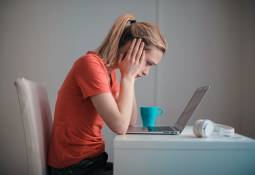 woman-troubled-looking-at-laptop-screen-ssn-theft