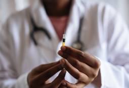 doctor-vacine-vitamin-d-relieves-coronavirus-severity