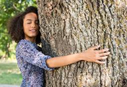 woman-hagging-tree-trunk