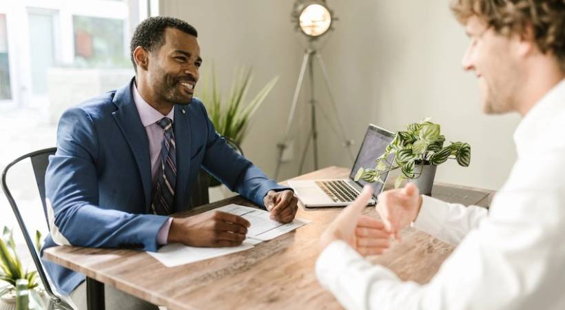 accountant-cleint-sitted-office-chatting-happy