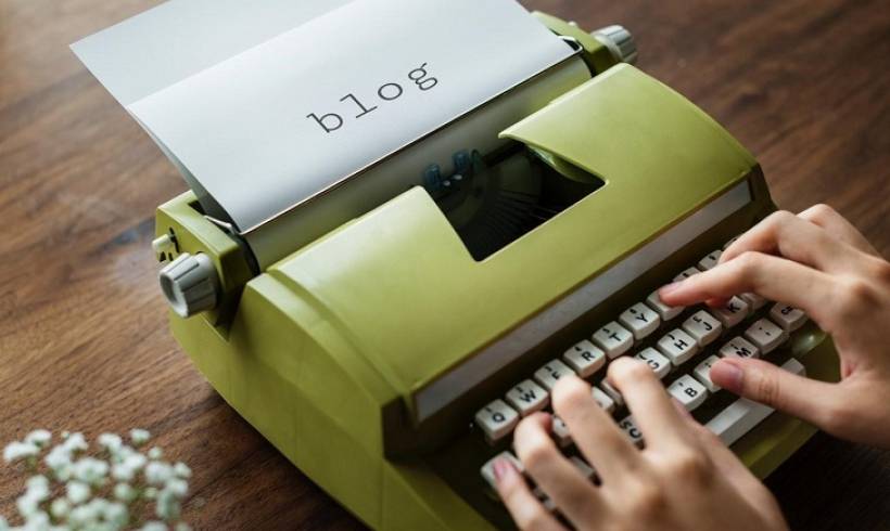 hands-typewriter-typing-business-blogging-pitfalls-to-avoid