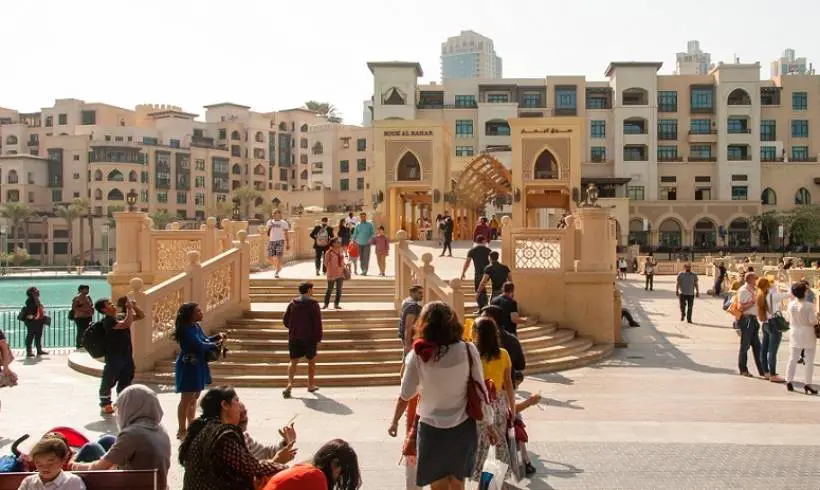 dubai_united_arab_emirates-tourists-outside-walking-hotel