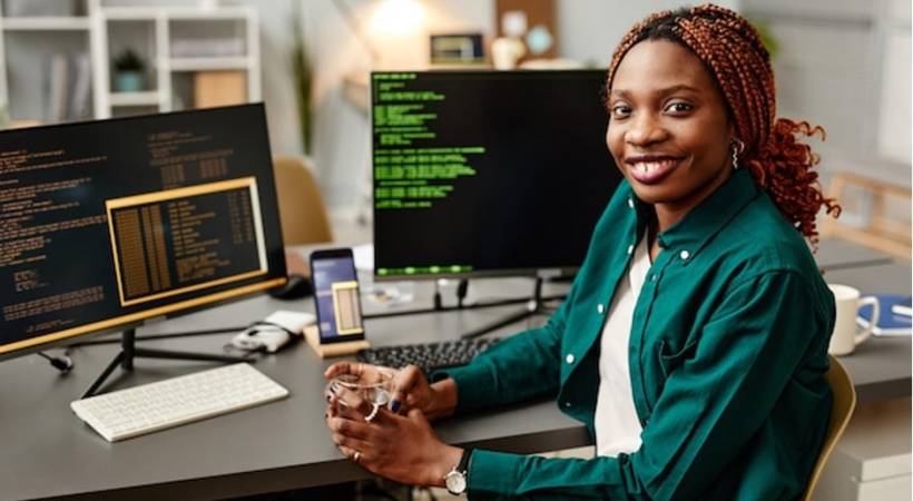 female_developer_looking_at_camera_smiling_freelance-app_development