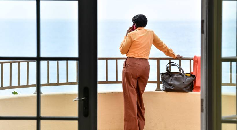 female_entrepreneur_using-smartphone_success_habits