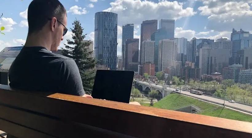 man-freelancer-park-overlooking-city-skyline-land-freelance-writing-clients