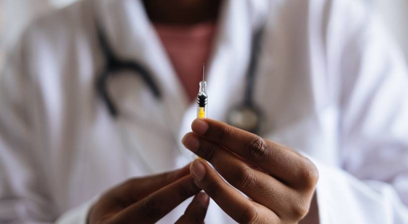 doctor-vacine-vitamin-d-relieves-coronavirus-severity
