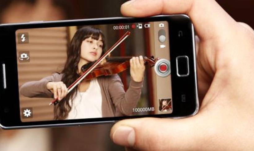 hand-smartphone-video-preferred-content-type-online