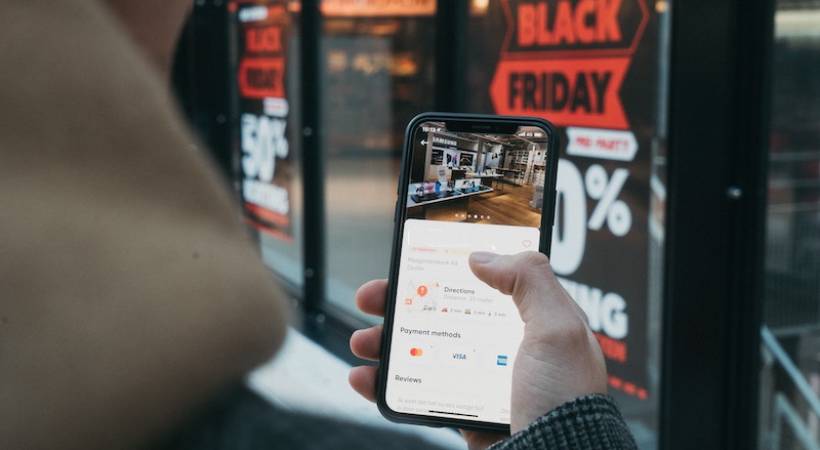 person-using-smatphone-virtual-shopping-storefront-phygital-shopping-experience
