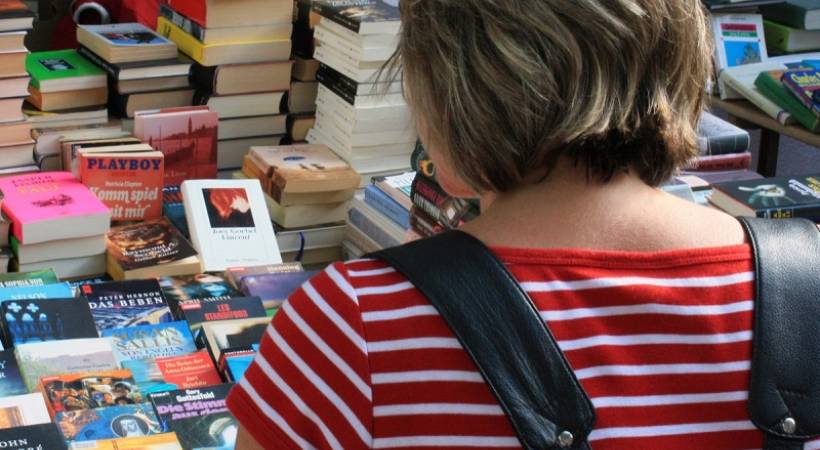 woman_browsing_titles_books_is_publishing_dead