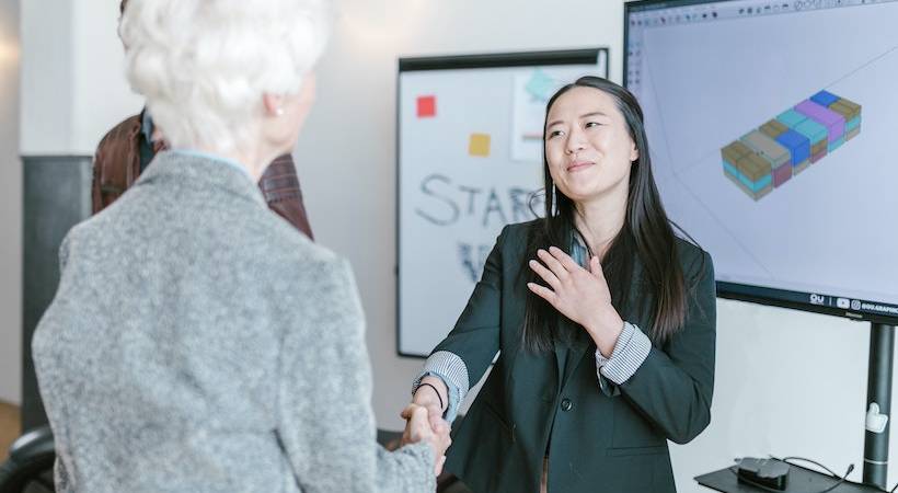 women-accredited-invetor-sturtup-owner-shake-hand-agreement