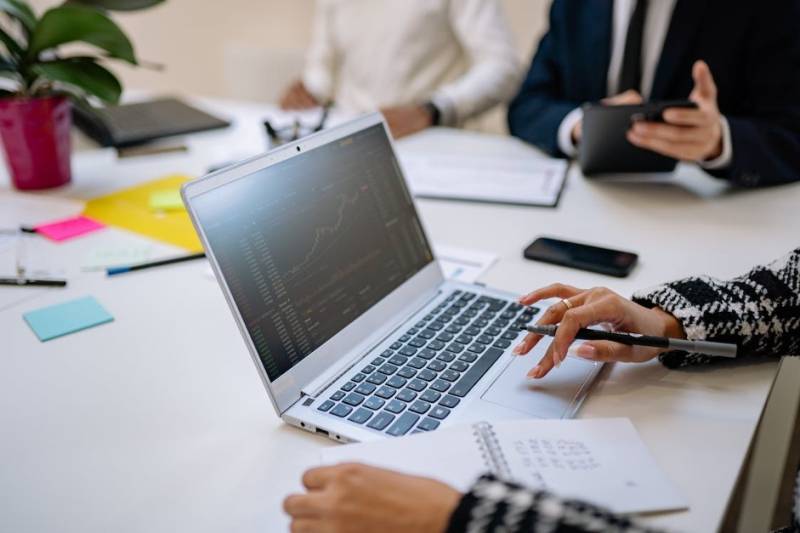 Businesswoman_Using_Laptop_Office_Institutional_Trading