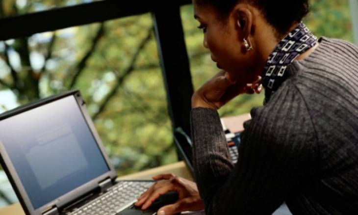 Woman_Using_laptop_writing_importance_of_Critical_Thinking_When_Writing - Illustration