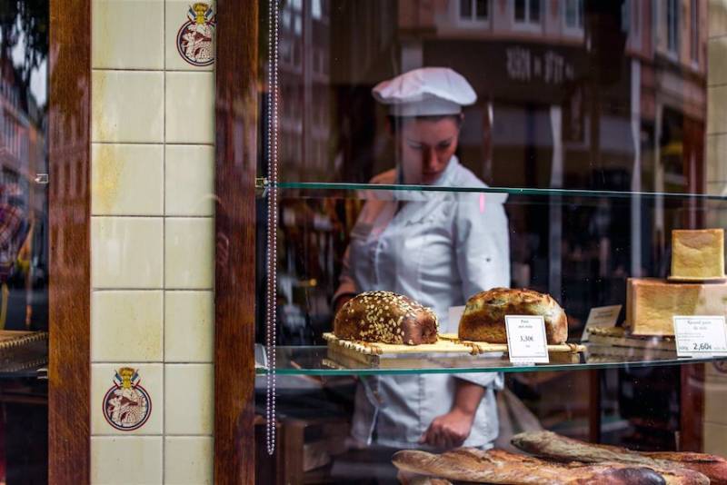 Baker Cake Shop Patisseries - Image for How to Identify Healthy Cake Shops