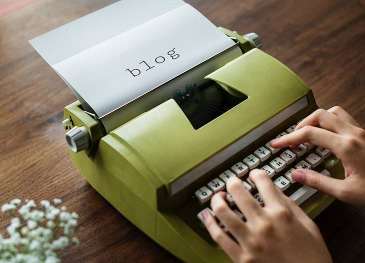 hands-typewriter-typing-business-blogging-pitfalls-to-avoid