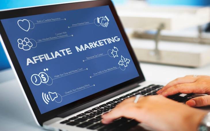 businesswomanusing-laptop-affiliate-marketing