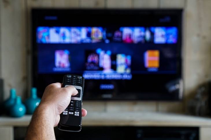 hand-pointing-remote-at-tv-cable_tv_vs_streaming_services - Illustration