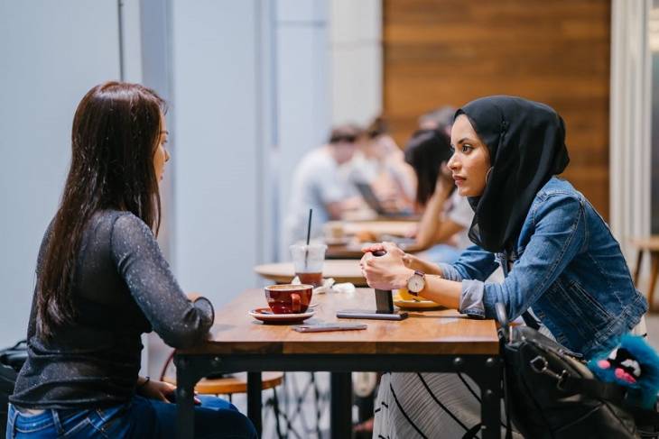 two-women-sitted-talking-constructive_criticism