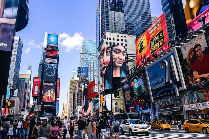 12 Creative Ways to Use Digital Signage to Boost Your Business | The Web  Writer Spotlight (@writerspotlight)