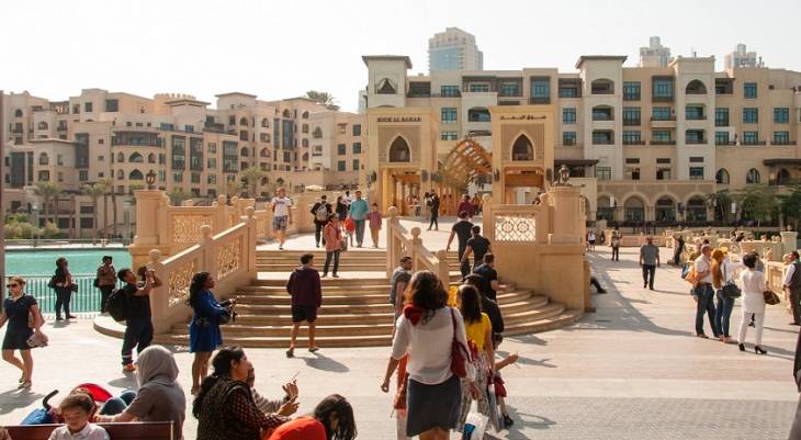 dubai_united_arab_emirates-tourists-outside-walking-hotel