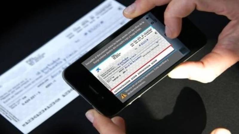 e-check-payment-person-mobile