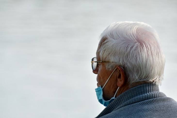 elderly-man-wearing-covid-mask-coronasomnia