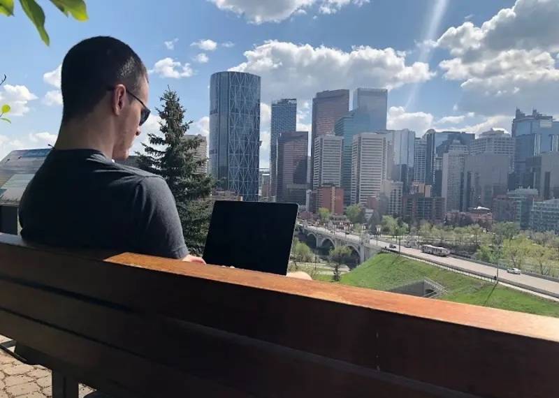 man-freelancer-park-overlooking-city-skyline-land-freelance-writing-clients