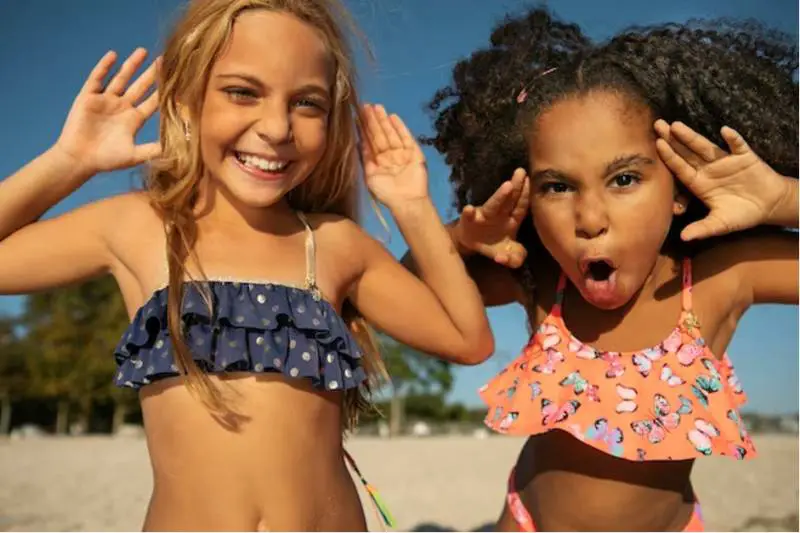 kids-little-girls-beach-happy-summer-activities