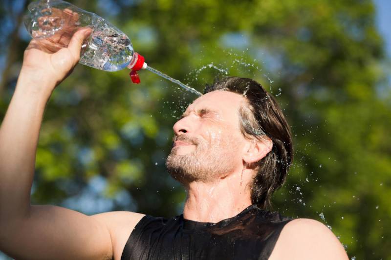 male-runner-drinking-splashing-water-his-face-refreshing-during-workout