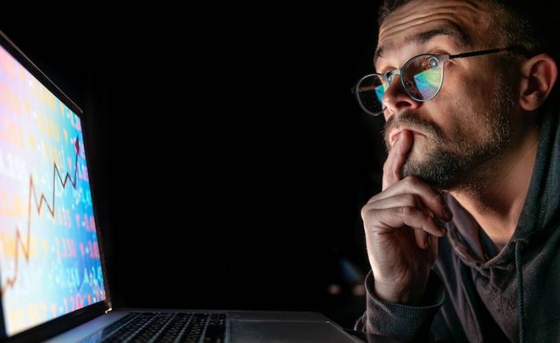 Forex Trading: First Hour of the Day Is Best for Executing Trades, DATA Reveals man-analyzing-stock-market-data-electronic-board-executing-trades-first-hour-of-trading-day