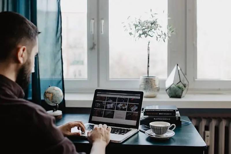 6 Tips to Design an Effective Creative Portfolio Website man-siteed-laptop-screen-design-effecctive-powerful-portfolio-site
