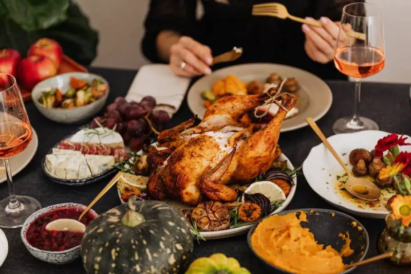 roasted-turkey-on-white-ceramic-plate-festive-food - illustration