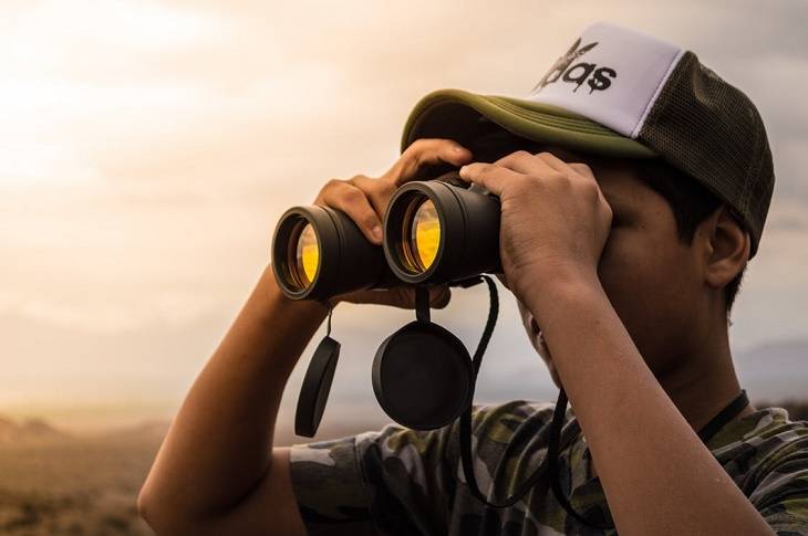 man-using-binoculus-spy-on-competitors-steal-website traffic