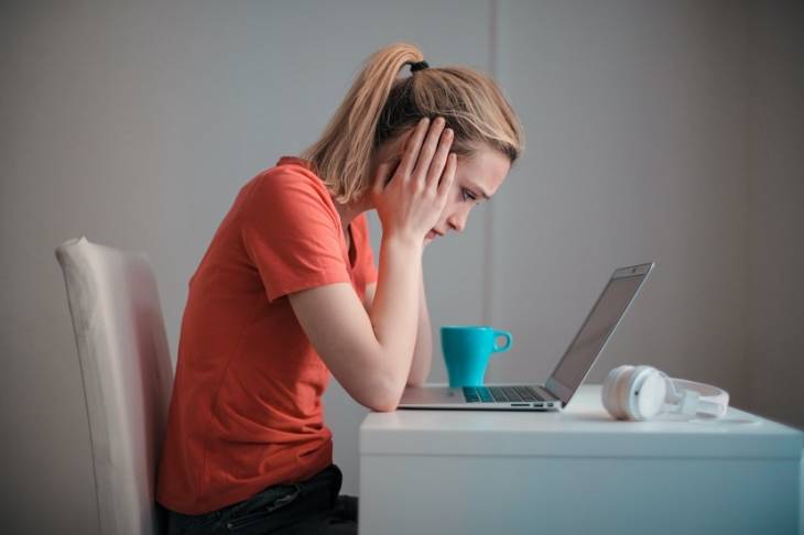 woman-troubled-looking-at-laptop-screen-ssn-theft